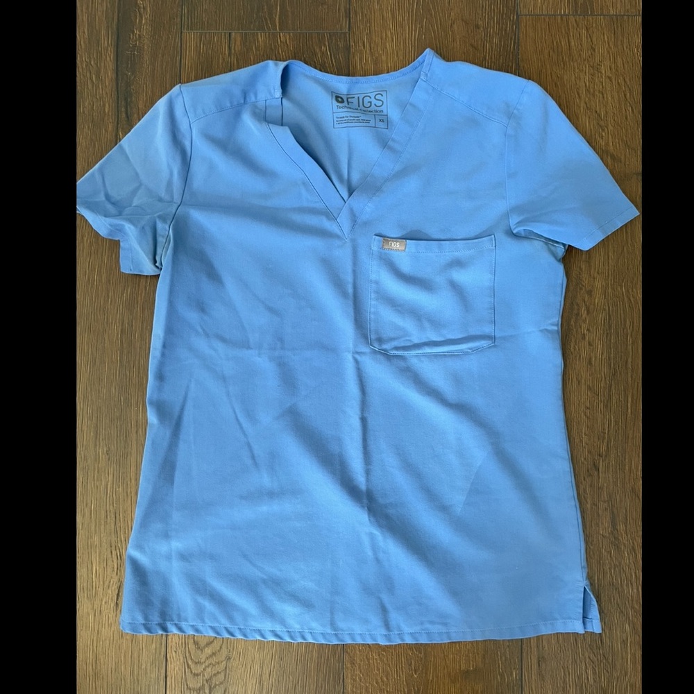 Women’s Figs scrub top